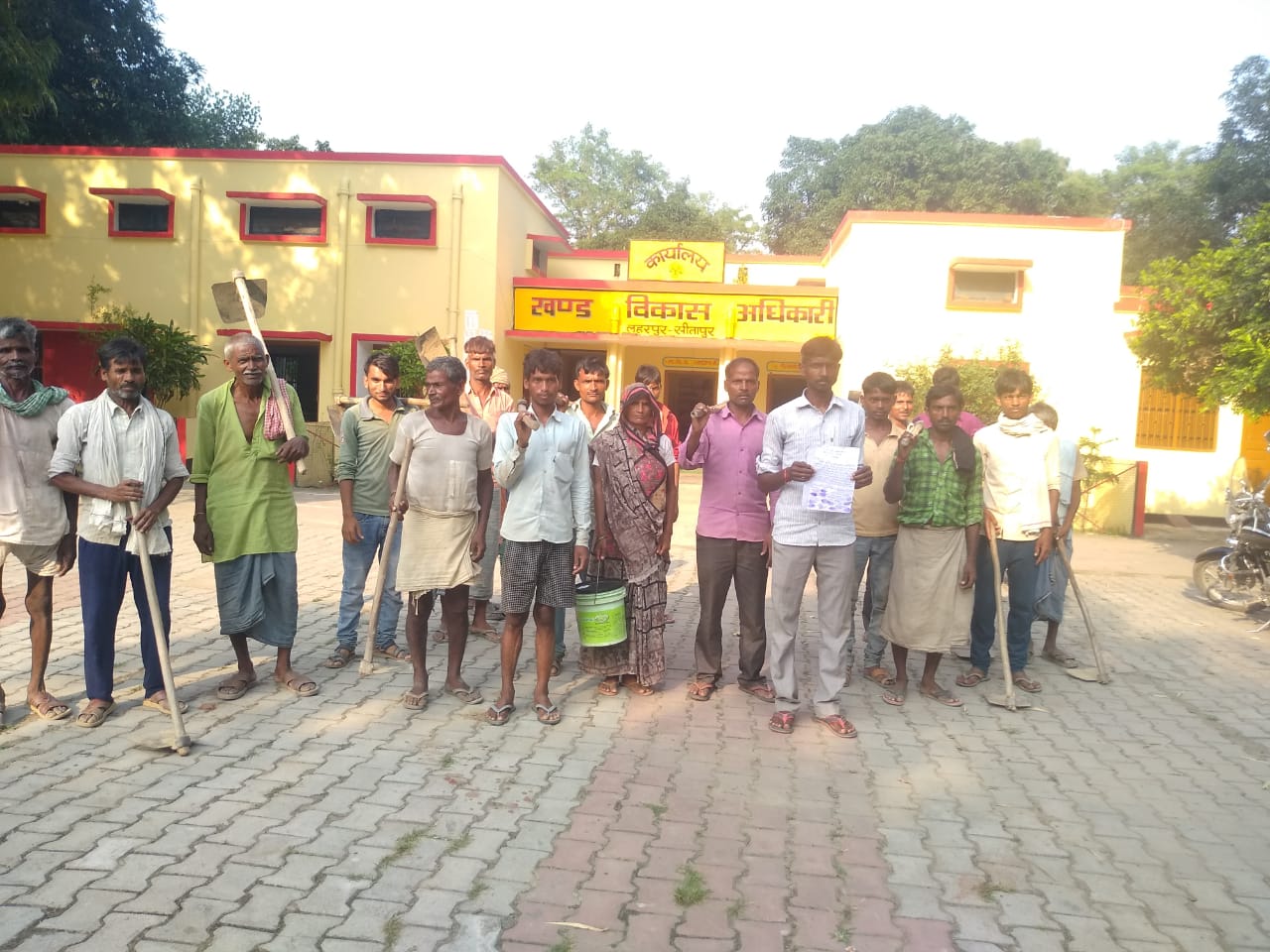 सीतापुर: मनरेगा मजदूरों ने खंड विकास अधिकारी अखिलेश चौबे के सम्मुख  कार्रवाई की मांग की