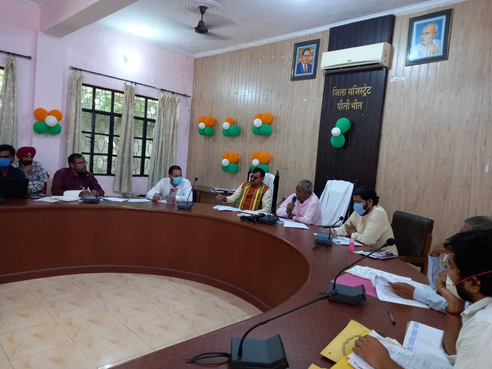 पीलीभीत :विद्युत ढांचे के सुदृढीकरण कराये जाने वाले कार्यों के सम्बन्ध में की गई समीक्षा बैठक