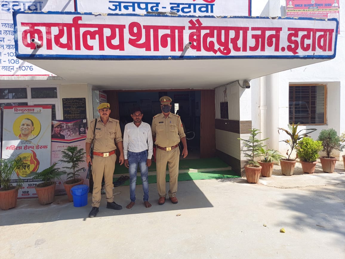 इटावा वरिष्ठ पुलिस अधीक्षक के द्वारा सभी थानों पर चलाया जा रहा अपराध मुक्त इटावा अभियान