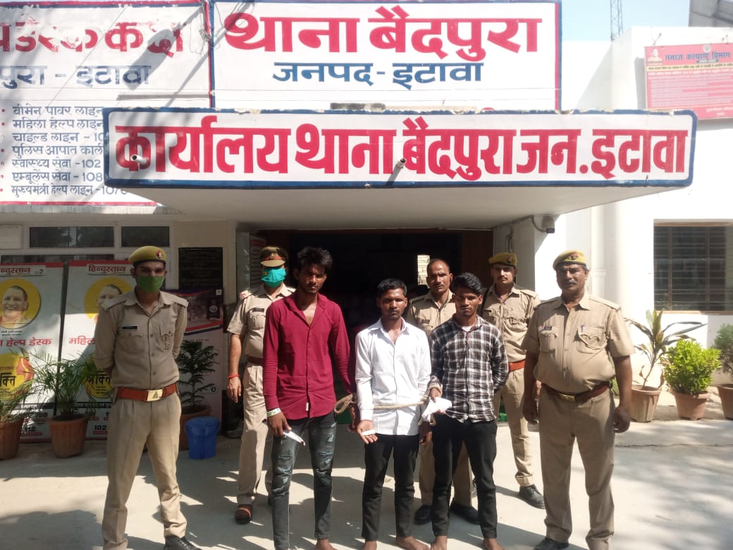 इटावा:थाना वैदपुरा को मिली कामयाबी 315 बोर के देसी तमंचो के साथ जिंदा कारतूस सहित किया गया गिरफ्तार