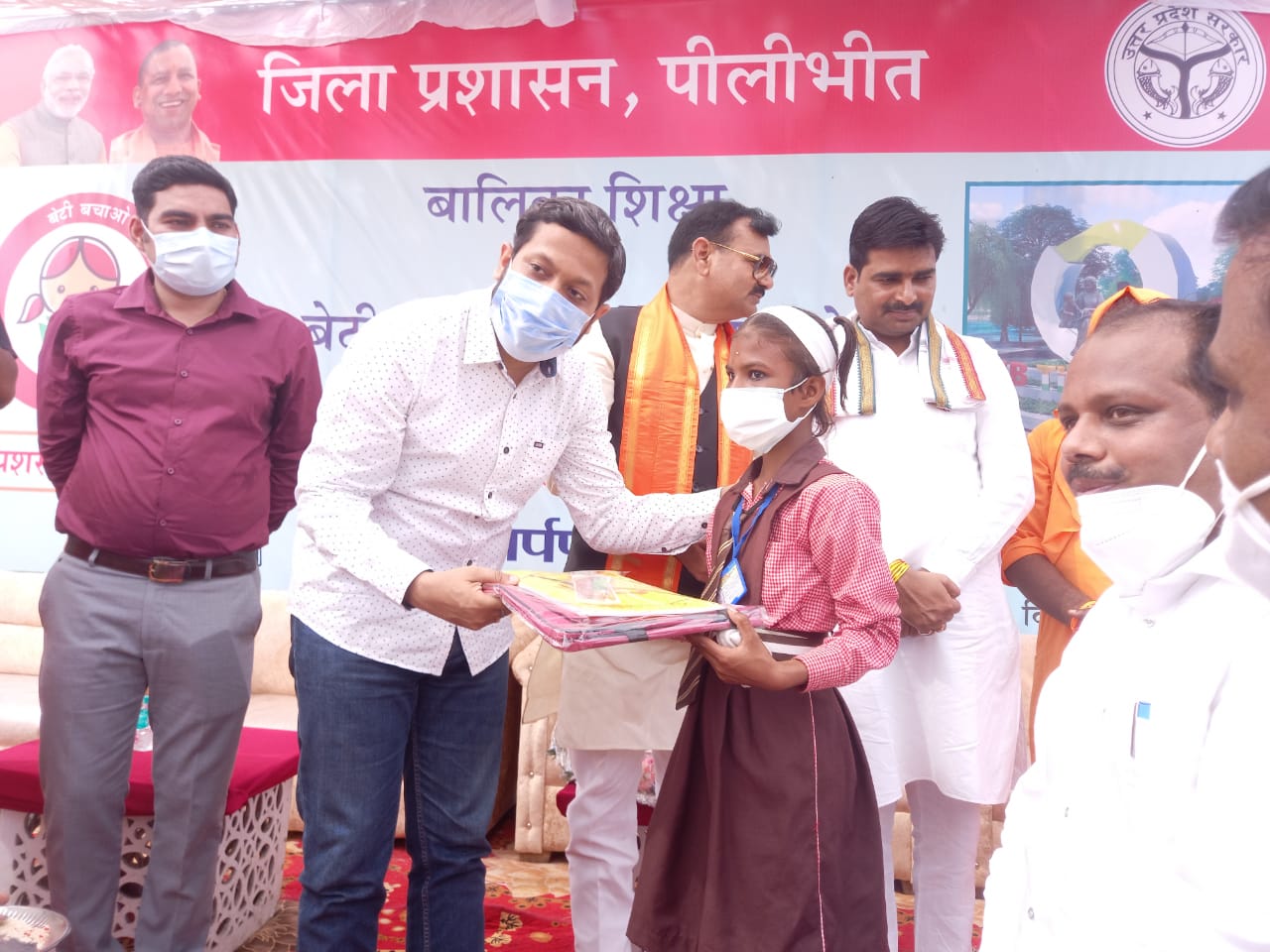 पीलीभीत :बेटी बचाओ बेटी पढ़ाओ का संदेश देते हुए जहानाबाद तिराहा का सौंदर्यीकरण किया गया।