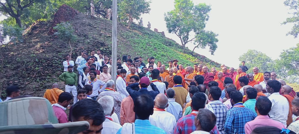 आज बौद्ध नगरी संकिसा में जमकर हुआ पथराव ,कई बौद्ध भिक्षु और अनुयायी हुए चोटिल ,देखें खबर