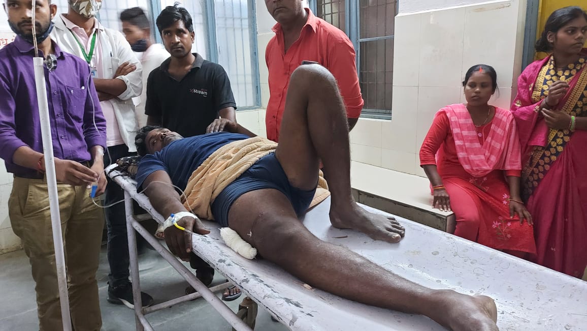 जौनपुर : सिंगरामऊ में पिस्टल एवं कुल्हाड़ी से लैश हथियार बंद बदमाशों  ने ग्रामीणों को दौडा दौडा कर मारी गोली