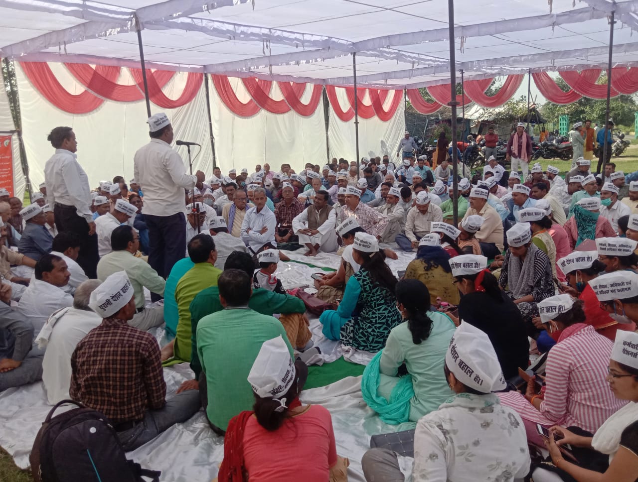 कासगंज-पेंशन बहाली की मांग हुई तेज, कलेक्ट्रेट पर हुआ जबरदस्त प्रदर्शन