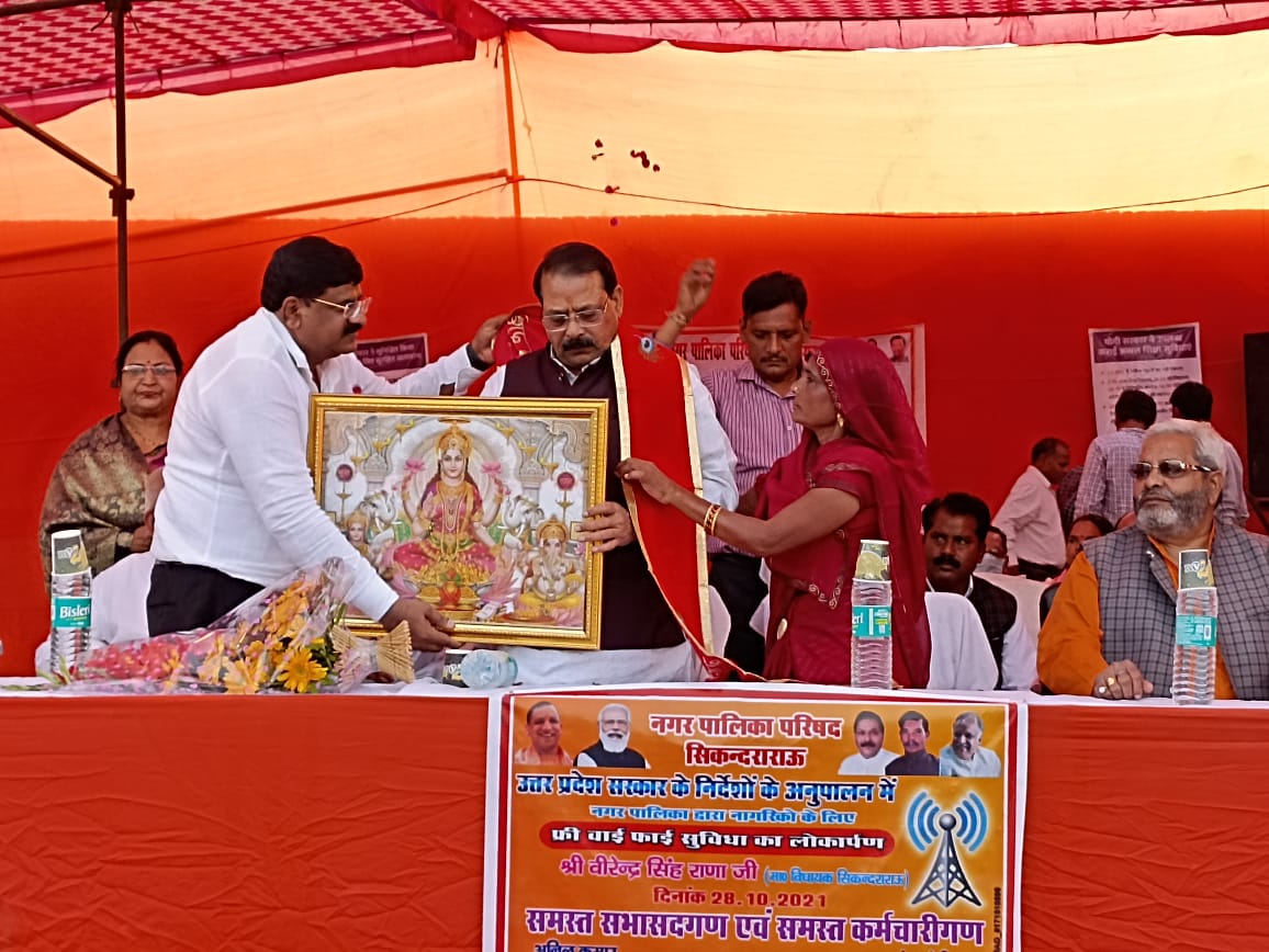 हाथरस :दीपावली के पावन पर्व पर स्वनिधि दीपोत्सव मेले का हुआ आयोजन