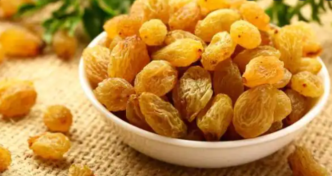 कई बीमारियों का रामबाण इलाज है किशमिश, वजन भी घटाता है