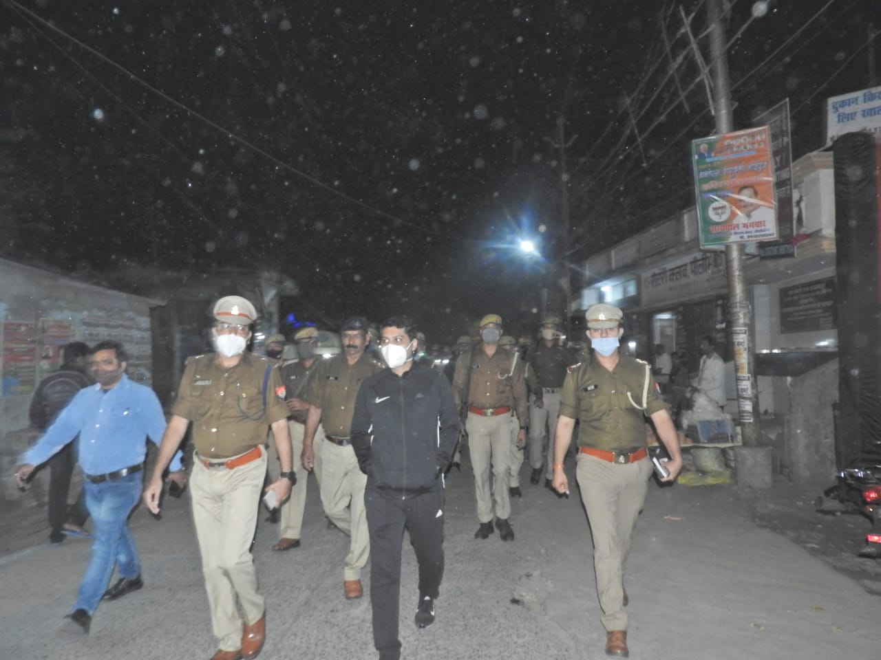 पीलीभीत :धनतेरस त्यौहार के दृष्टिगत पुलिस अधीक्षक द्वारा शहर में पैदल भ्रमण कर सुरक्षा व्यवस्था का जायजा लिया गया।