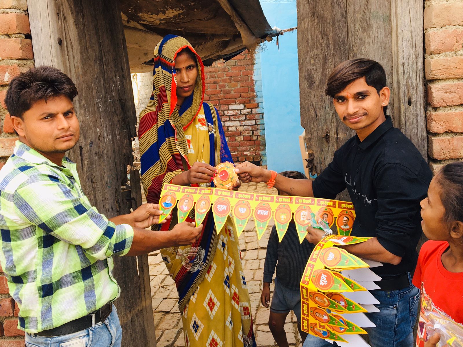 बरेली - बीजेपी ने कार्यकर्ताओं के लिए भेजा दीपावली का तोहफा।