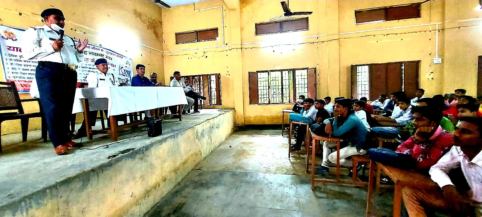फर्रुखाबाद: यातायात प्रभारी निरीक्षक द्वारा एमआईसी कॉलेज फतेहगढ़ के छात्रों को यातायात नियमों की दी विस्तृत जानकारी