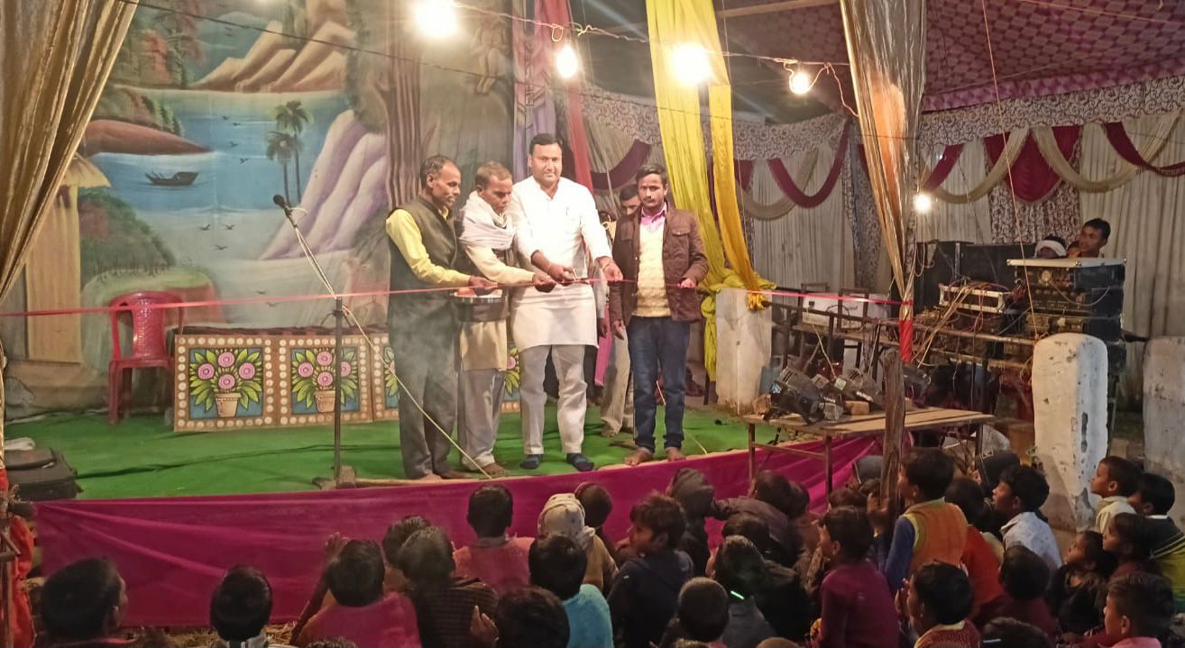 बरेली - ग्राम कंधरपुर में रामलीला मंचन कार्यक्रम का   जिला पंचायत सदस्य अरविंद यादव ने फीता काटकर मेले का शुभारंभ किया।