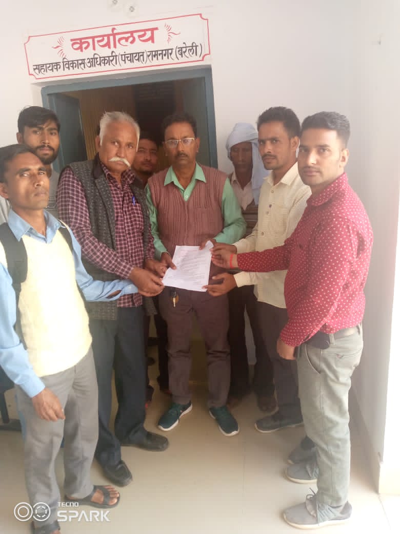 बरेली - खंड विकास अधिकारी रामनगर द्वारा क्षेत्र पंचायत सदस्यों ने समस्याओं को लेकर सौंपा ज्ञापन।