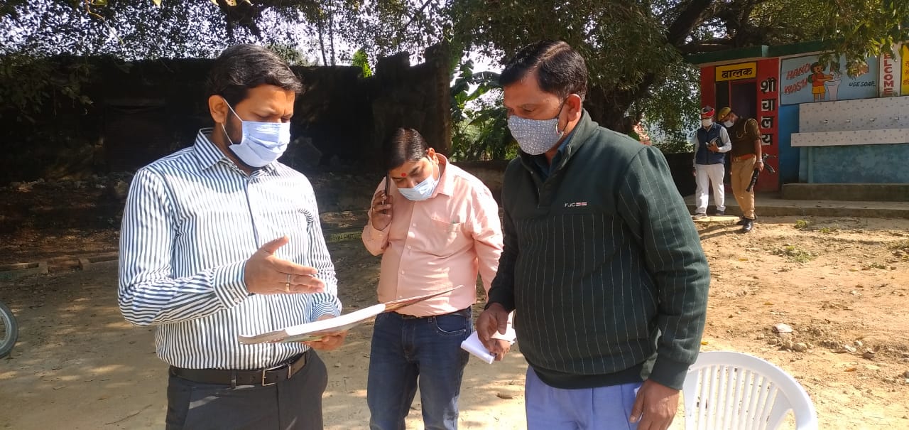 पीलीभीत : विशेष संक्षिप्त पुनरीक्षण अभियान के तहत लालपुर व सियाबाडी पट्टी के बूथों का जिला निर्वाचन अधिकारी ने किया औचक निरीक्षण।