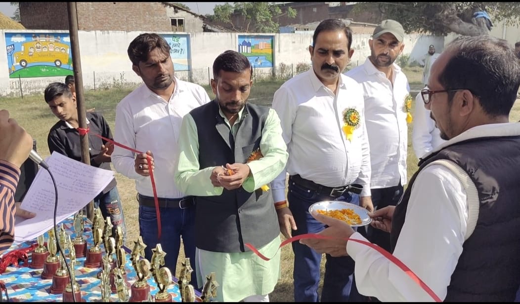 पीलीभीत :विकासखंड पूरनपुर की न्यायपंचायत जटपुरा की ग्राम पंचायत टंडोला उच्च माध्यमिक विद्यालय में ब्लॉक प्रमुख प्रतिनिधि ने हरी झंडी दिखाकर खेल प्रतियोगिता कार्यक्रम का शुभारंभ किया।