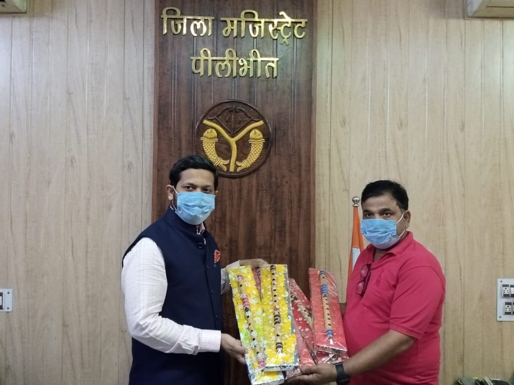 पीलीभीत :  जिलाधिकारी ने दीपावली के शुभ अवसर पर प्रदेश के समस्त जिलाधिकारियों को बॉसुरी भेंट करते हुये बॉसुरी उद्योग को बढ़ावा देने में सहयोग करने की अपील।