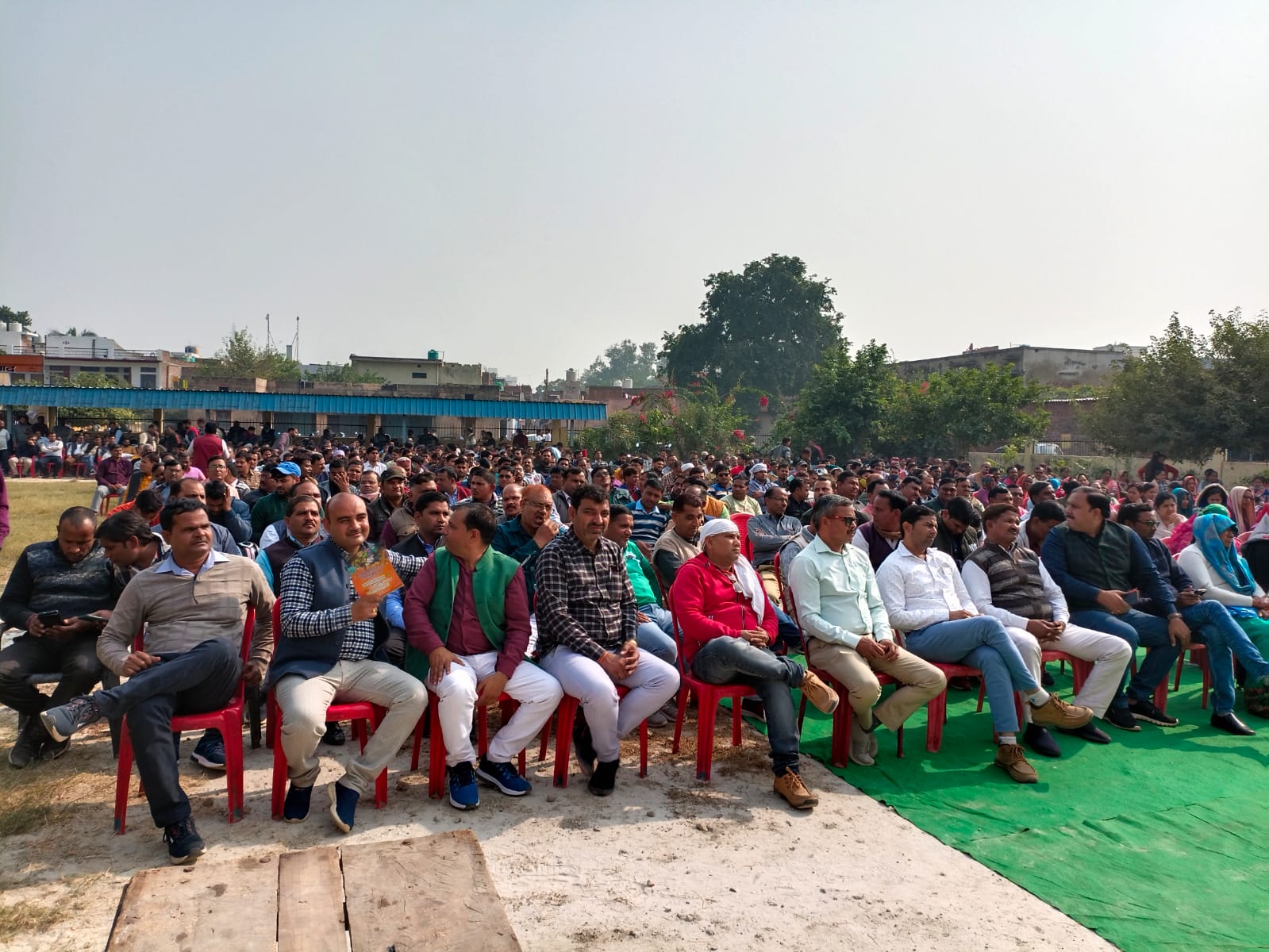 मैनपुरी : पुरानी पेंशन बहाली को लेकर विशाल धरना प्रदर्शन में गरजे शिक्षक एवं कर्मचारी,धरना स्थल पर सैकड़ों की संख्या में जुटी शिक्षकों एवं कर्मचरियों की भीड़