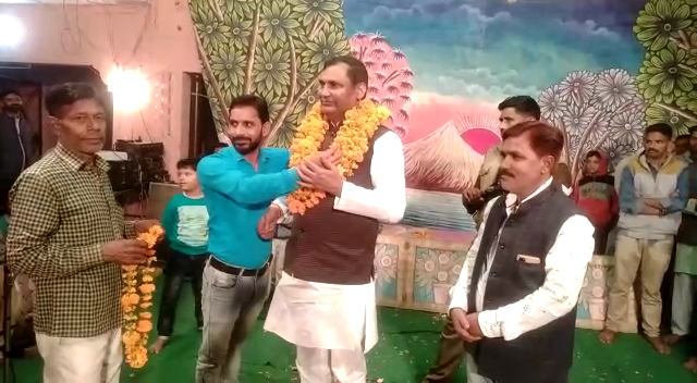 बरेली - आँवला विधानसभा 126 के गांव अंजनी में पहुंचे पंडित आर के शर्मा का ग्राम वासियों ने फूल माला पहनाकर भव्य स्वागत किया।