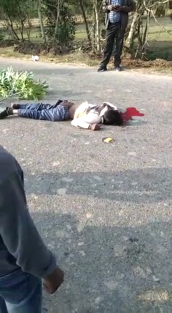 बरेली - रोडवेज ने ओवरटेक करते समय बाइक सवार को मारी जोरदार टक्कर एक की मौके पर हुई मौत दो गंभीर रूप से हुये घायल।
