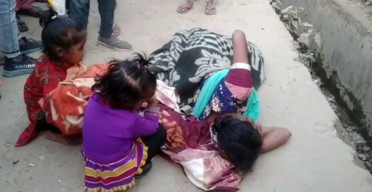 बरेली - सिरौली थाने में न्याय ना मिलने पर थाने गेट पर 2 घंटे तक जमीन पर पड़ी पड़ी रोती रही महिला।