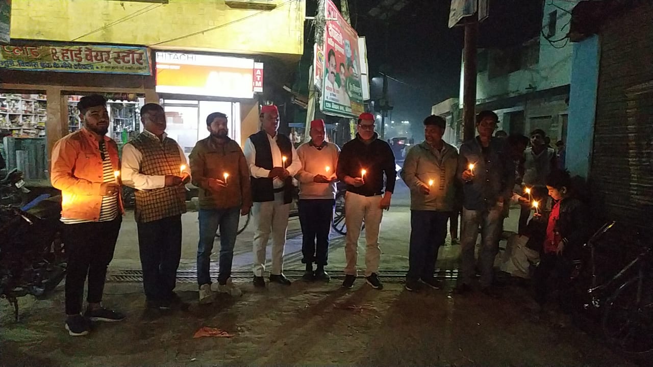 बरेली - आँवला नगर में समाजवादी पार्टी के कार्यकर्ताओं ने दीप प्रज्वलित कर दलित बेटी को दी भावपूर्ण श्रद्धांजलि।