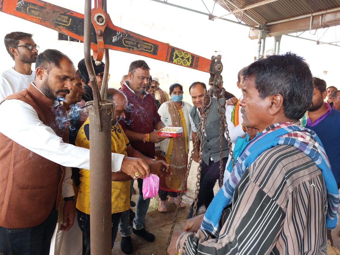 रायपुर:-पूजा अर्चना के साथ नेवरा में धान खरीदी शुरू