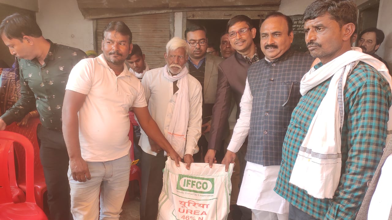 प्रयागराज : इलाहाबाद डिस्ट्रिक्ट कोआपरेटिव बैंक लिमिटेड इलाहाबाद एवं नाबार्ड के सौजन्य से लखनपुर साधन सहकारी समिति में वित्तीय साक्षरता अभियान चलाया गया
