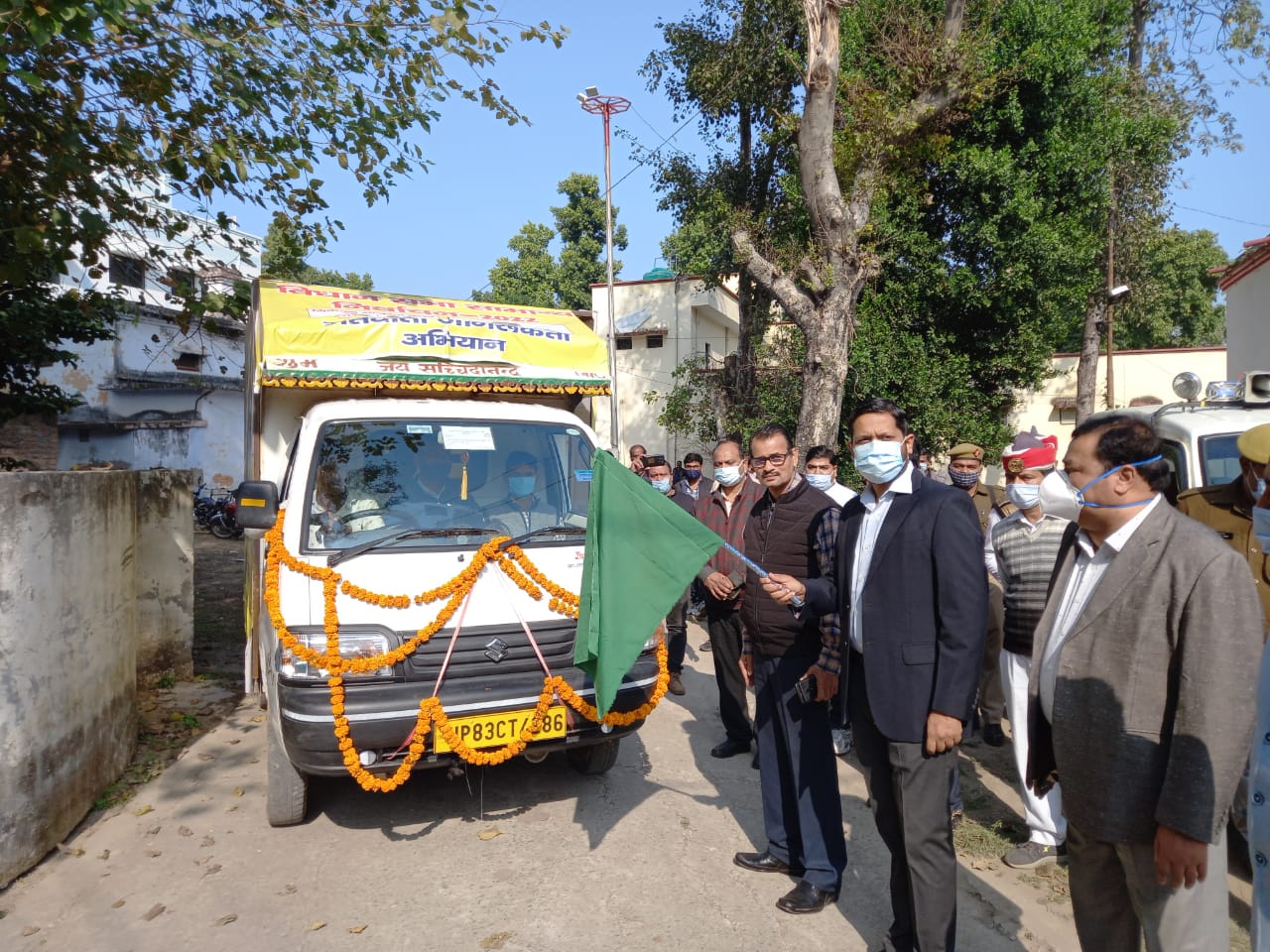 पीलीभीत :मतदाता जागरूकता के तहत ज़िलाधिकारी पीलीभीत ने हरी झंडी दिखाकर किया तीन मोबाइल एलईडी वाहन को किया रवाना