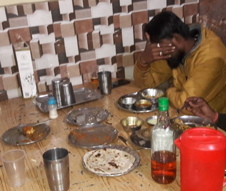 रायपुर:- ढाबों में पिलाई जा रही थी खुलेआम शराब, फिर पहुंची पुलिस…..