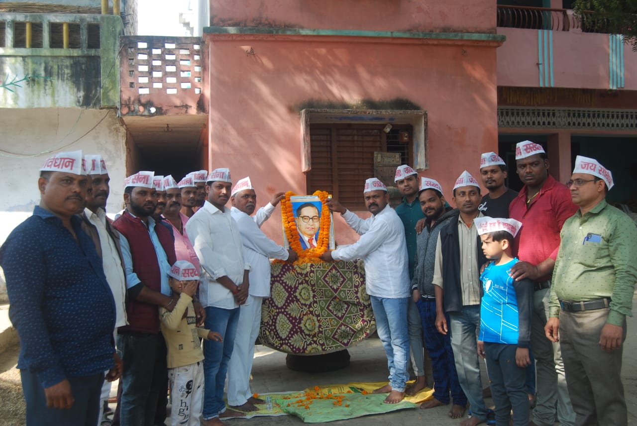 जौनपुर:सरदार सेना ने डॉ भीम राव अंबेडकर की पुण्य तिथि पर पुष्प अर्पित कर उनके पदचिन्हों पर चलने का लिया प्रण