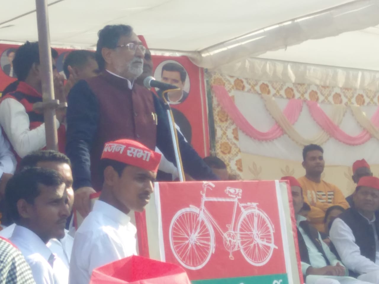 बरेली - विथरी विधानसभा में सपा ने किया जोरदार कार्यकर्ता सम्मेलन जिसमें मुख्य अतिथि रहे सपा प्रत्याशी सूरज यादव।