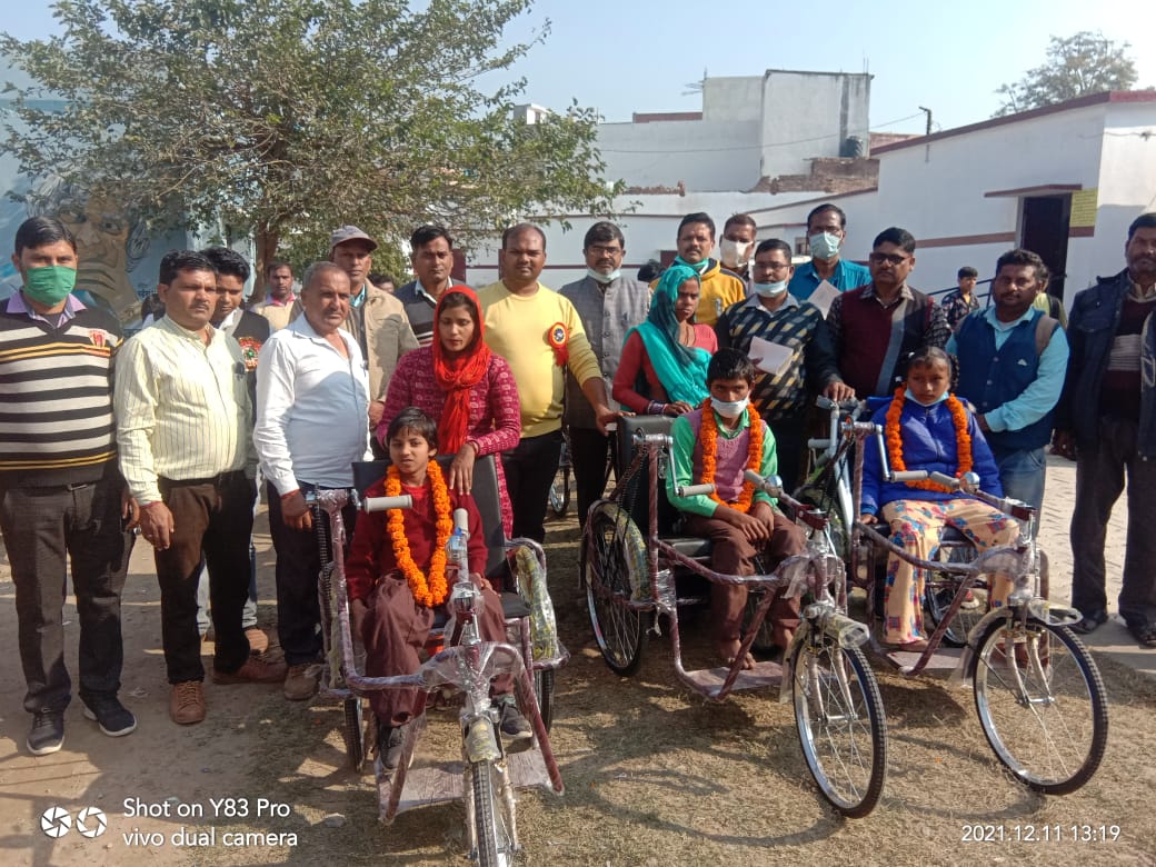 पीलीभीत:बीआरसी पर लगे समग्र शिक्षा के कैम्प में दिव्यांग बच्चों को विभिन प्रकार के उपकरण वितरण किए गए।