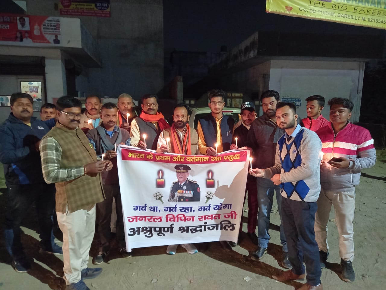 बरेली - राष्ट्रीय हिंदू महासभा के कार्यकर्ताओं ने दी जनरल बिपिन रावत को भाव पूर्ण श्रद्धांजलि।