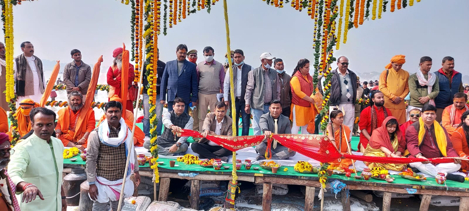 प्रयागराज:मण्डलायुक्त, जिलाधिकारी एवं मेलाधिकारी ने माघ मेला के सकुशल सम्पन्न होने की मंगल कामना हेतु संगम तट पर किया गंगा पूजन