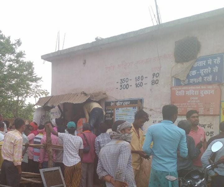 रायपुर-: नेवरा मे अधिक दाम पर शराब बेचता मिला सेल्समैन और सुपरवाइजर