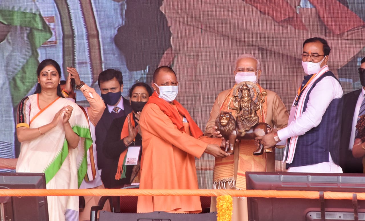 प्रयागराज: प्रधानमंत्री  ने बटन दबाकर एक लाख 60 हजार महिला स्वयं सहायत समूहों की सहायता के लिए रू0 एक हजार करोड़ धनराशि का आनलाइन किया हस्तातंरण
