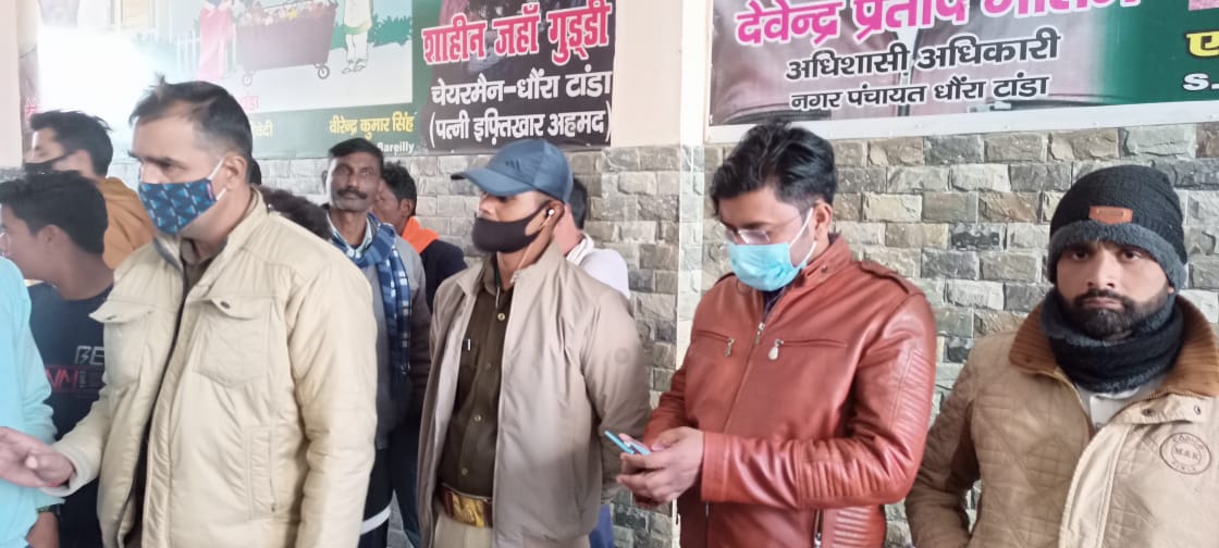 बरेली-धौंरा टांडा में पॉलीथिन रखने बालो का चालान