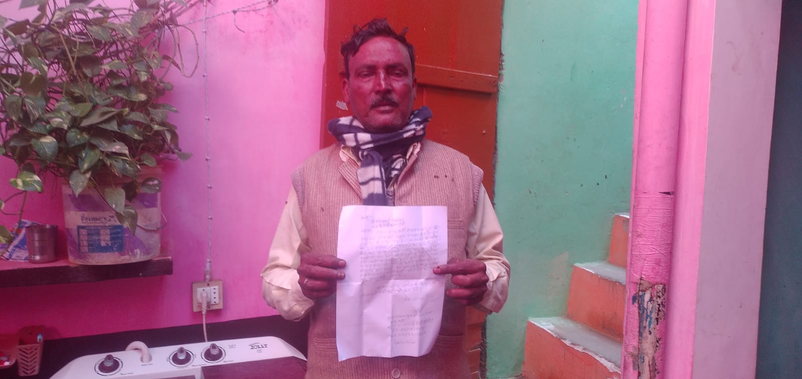 बरेली - नगर पंचायत सिरौली में दरवाजे का कुंडा तोड़कर घर में रखे सोने चांदी के आभूषण एवं वस्त्र चोरी।