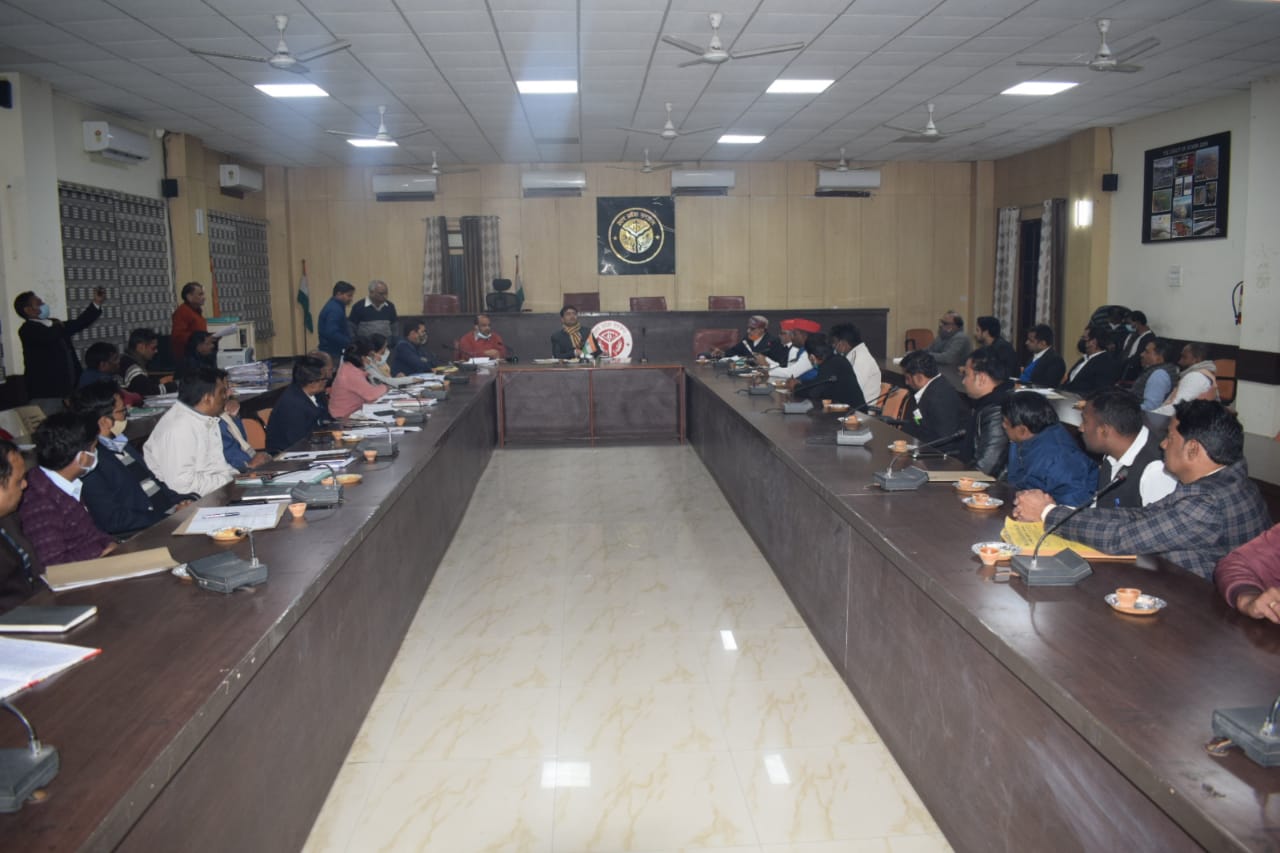 प्रयागराज: जिलाधिकारी एवं डीआईजी/वरिष्ठ पुलिस अधीक्षक शहीद नन्द लाल यादव के घर जाकर उनके पार्थिव शरीर पर पुष्पांजलि अर्पित करते हुए राजकीय सम्मान के साथ दी उन्हें अन्तिम विदायी