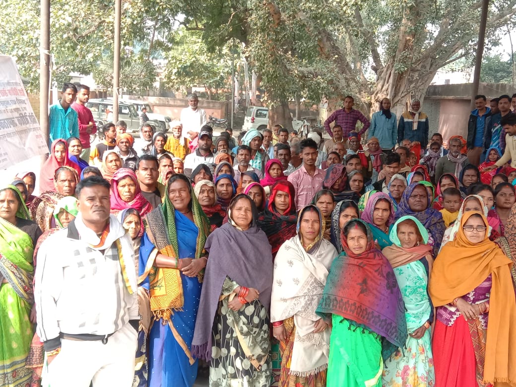रायबरेली: साहब राशन गांव में बटवाये दो किलोमीटर जाना पड़ता है दूर