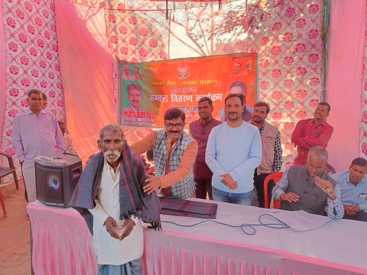 पीलीभीत :पूरनपुर 129 विधानसभा क्षेत्र  में भारतीय जनता पार्टी जिला महामंत्री द्वारा  वितरण किए कंबल