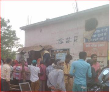 रायपुर:- नेवरा में अधिक दाम पर शराब बेचता मिला सेल्समैन और सुपरवाइजर