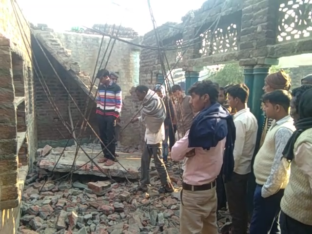 बरेली: आँवला तहसील के गांव बेहटा में मकान का लेंटर गिरने से हुई दर्दनाक मौत एक घायल।