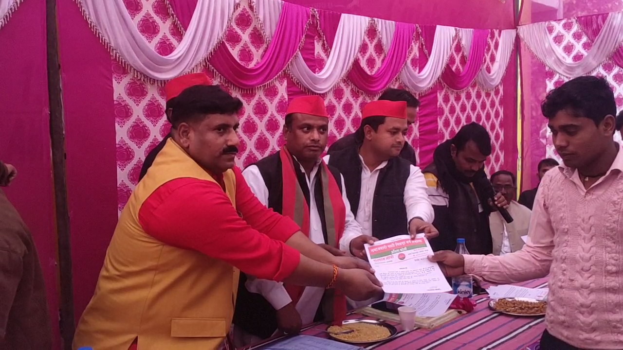 बरेली- 126 विधानसभा आँवला क्षेत्र में हुई बैठक संविधान बचाना है तो भाजपा को हटाना हैं - राष्ट्रीय सचिव राकेश प्रजापति