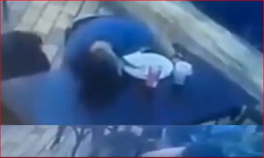 अजब गजब : गले में खाना अटकने से व्‍यक्ति रेस्‍तरां में हुआ बेहोश, फिर वेटर ने जो किया वो चौंका देगा