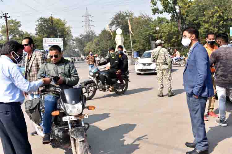 कोरबा- निगम टीम के साथ सड़क पर उतरे आयुक्त