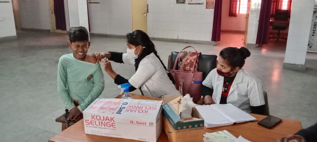 फर्रुखाबाद :कोरोना के खिलाफ जंग में उत्साहित किशोर-किशोरियों ने लगवाए टीके , टीकाकरण के लिए स्वयं आगे आये बच्चे