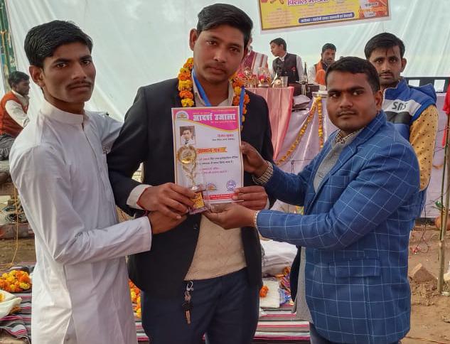 पीलीभीत:  पत्रकारिता क्षेत्र में लेखनी का बेहतरीन प्रदर्शन करने पर लखनऊ में हुई पत्रकारों की एक कार्यशाला में सम्पादक ने पूरनपुर क्षेत्र के पत्रकार को राजधानी में सम्मानपत्र एवं मेडल देकर सम्मानित किया।