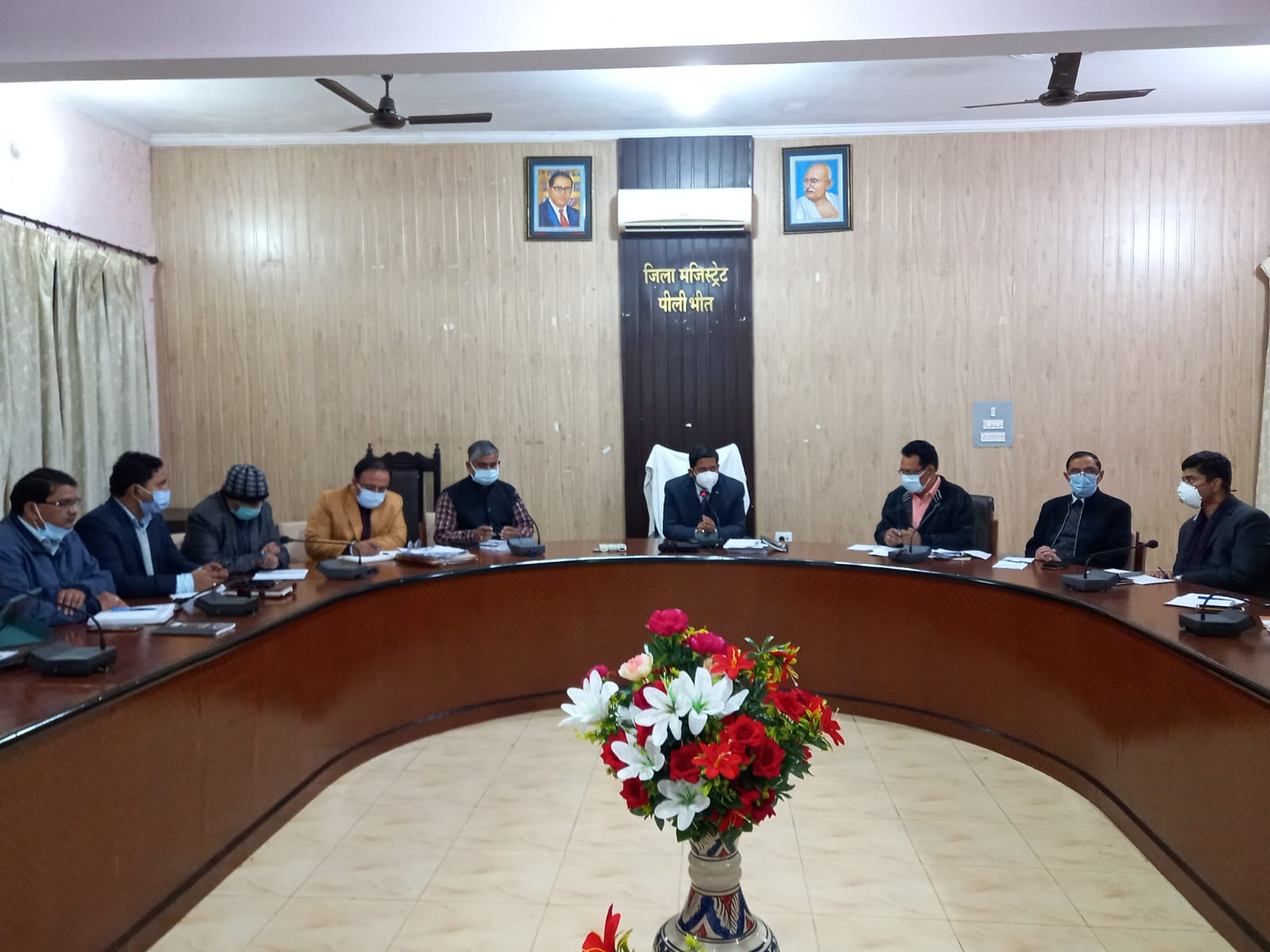 पीलीभीत : निर्वाचन आयोग द्वारा निर्वाचन की घोषणा के उपरांत जिला निर्वाचन अधिकारी द्वारा समस्त आरओ, एआरओ सहित अधिकारियों के साथ की समीक्षा बैठक।