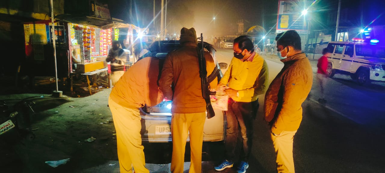 बहराइच:शांति एवं सुरक्षा व्यवस्था के दृष्टिगत बहराइच पुलिस ने किया पैदल गस्त एवं आमजनमानस से वार्ता कर सुरक्षा का एहसास दिलाया तथा वाहनो में संदिग्ध वस्तुओं की चेकिंग की गयी