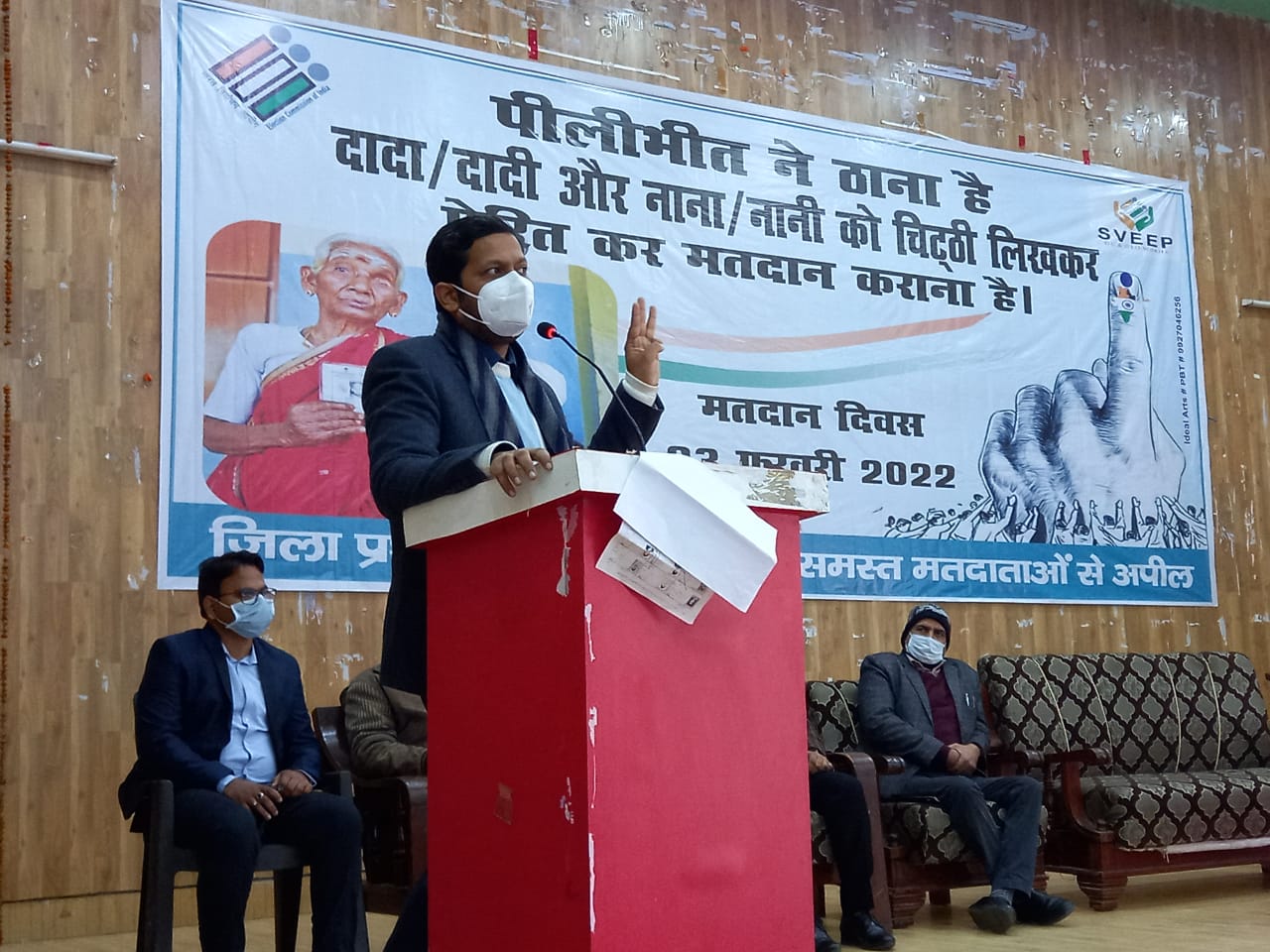 पीलीभीत : जिलाधिकारी/पुलिस अधीक्षक ने एफ0एस0टी0, एस0एस0टी0, वी0एस0टी0, वी0वी0टी0 टीमों के साथ समीक्षा बैठक कर आवश्यक निर्देश दिए।