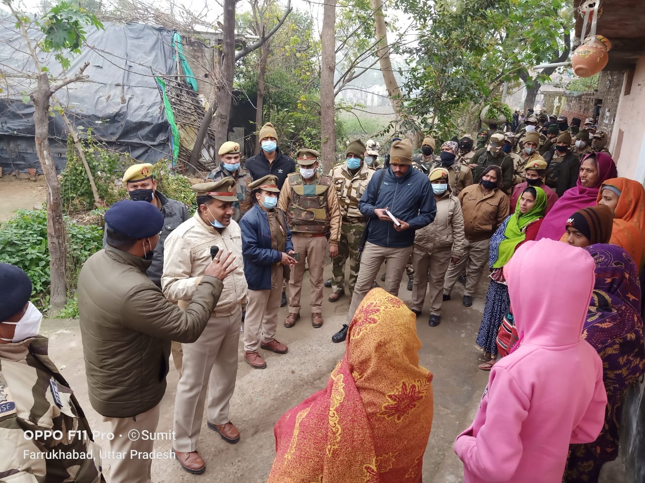 फर्रुखाबाद : पैरामिलिट्री फोर्स के साथ अतिसंवेदनशील ग्रामों का किया फ्लैग मार्च